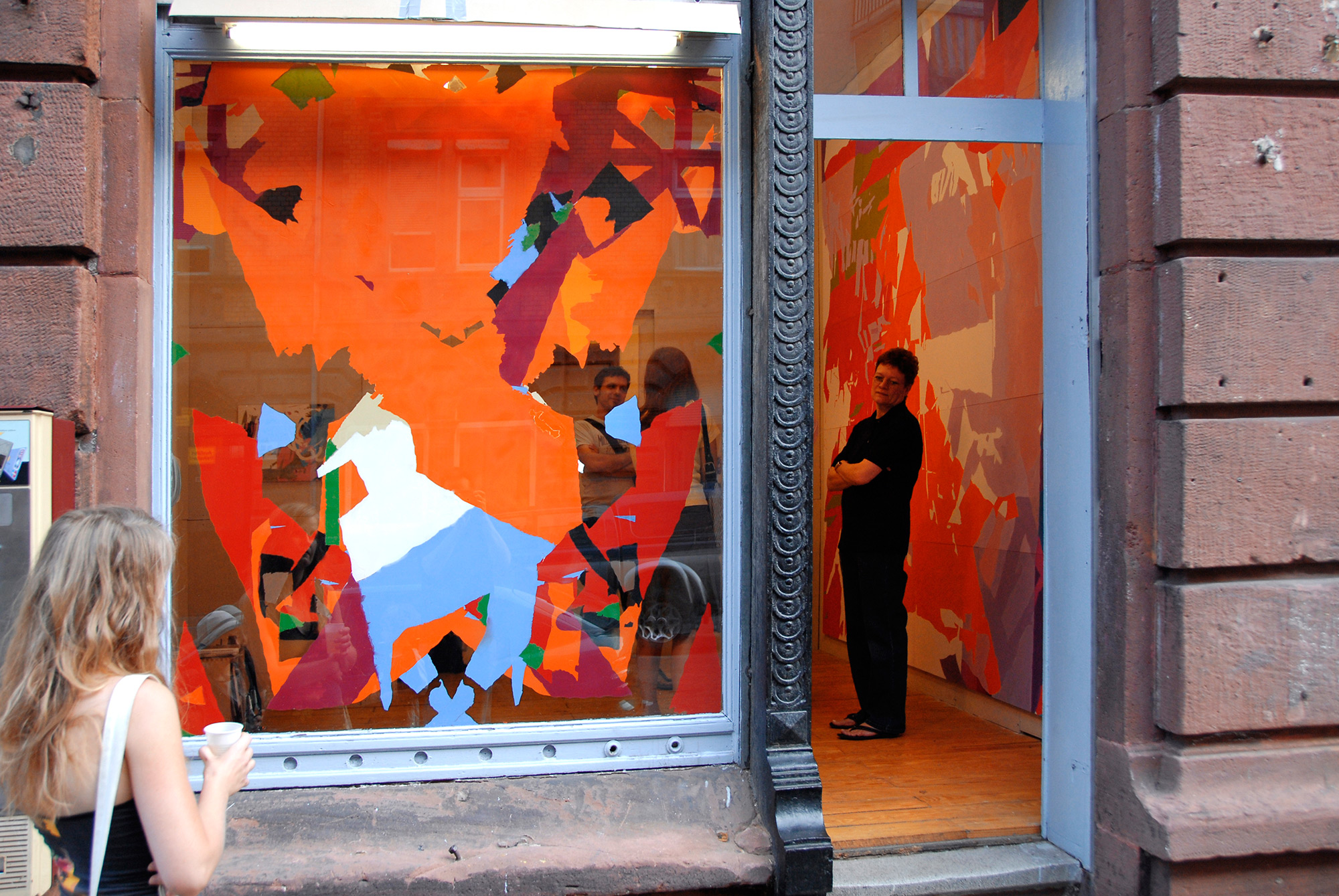 »einlamamalnie«, Sprühlack auf Plexiglas, 146×177 cm, peng Raum für Kunst 2007, Mannheim, Blick von außen